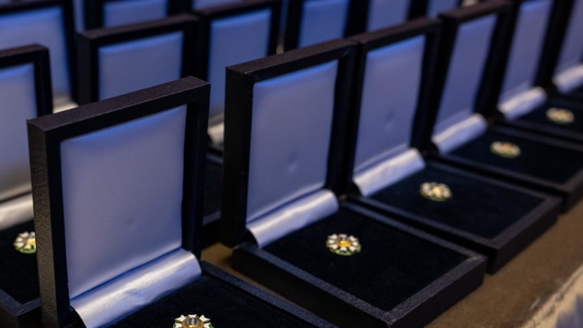 Das Ehrenzeichen des Bayerischen Ministerpr&auml;sidenten ist ein sichtbares &auml;u&szlig;eres Zeichen des &ouml;ffentlichen Dankes f&uuml;r langj&auml;hrige hervorragende Leistungen von B&uuml;rgerinnen und B&uuml;rgern, die sich uneigenn&uuml;tzig in den Dienst der Allgemeinheit stellen.