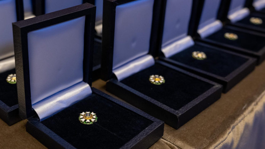 Das Ehrenzeichen des Bayerischen Ministerpräsidenten ist ein ...