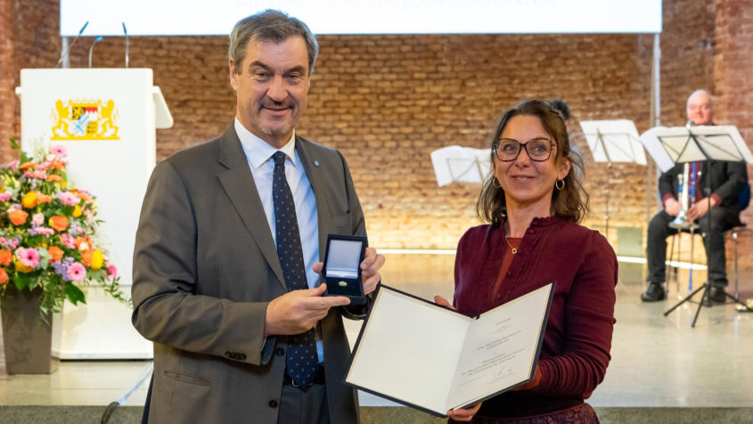 Mit dem Ehrenzeichen des Ministerpräsidenten für Verdienste ...