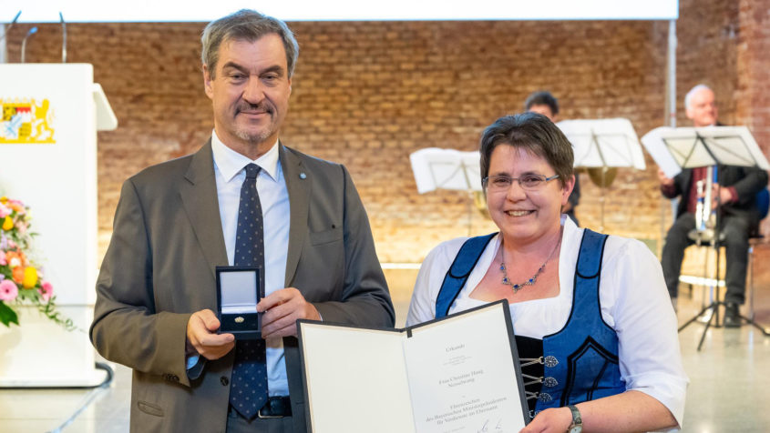 Mit dem Ehrenzeichen des Ministerpräsidenten für Verdienste ...