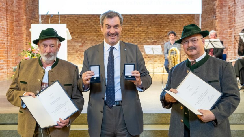 Mit dem Ehrenzeichen des Ministerpräsidenten für Verdienste ...