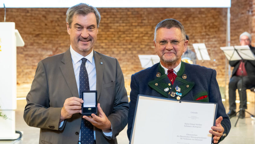 Mit dem Ehrenzeichen des Ministerpräsidenten für Verdienste ...