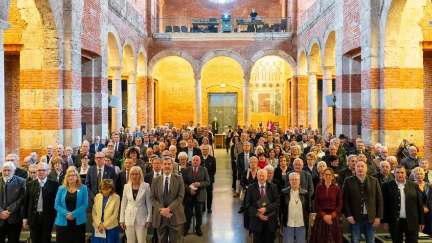 Ministerpr&auml;sident Dr. Markus S&ouml;der h&auml;ndigt in der Allerheiligenhofkirche der Residenz M&uuml;nchen ehrenamtlich t&auml;tigen Frauen und M&auml;nnern aus Oberbayern, Niederbayern und Schwaben das Ehrenzeichen des Bayerischen Ministerpr&auml;sidenten f&uuml;r Verdienste im Ehrenamt aus.