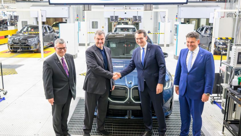 Gruppenbild (v.l.n.r.): Staatskanzleiminister Dr. Florian Herrmann, ...