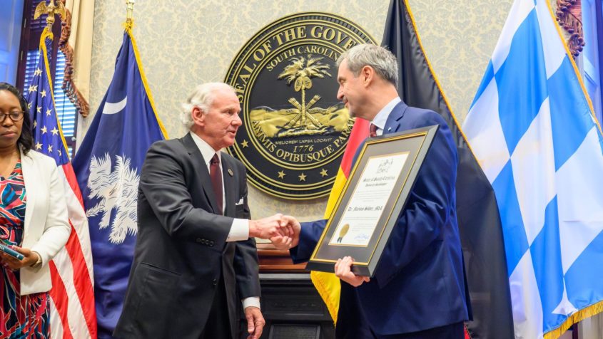 Der Gouverneur von South Carolina, Henry McMaster (links), empfängt ...