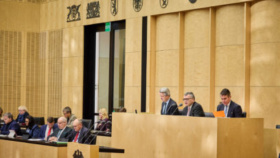 Foto: Staatsminister Dr. Florian Herrmann, MdL (mi) und Staatsminister Eric Beißwenger, MdL auf der Präsidialbank