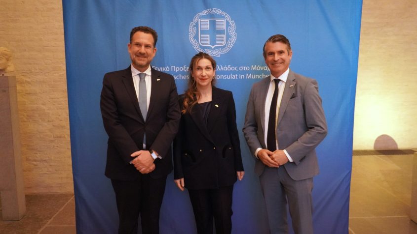 Der griechische Generalkonsul Konstantinos Kodellas (links) und Europaminister Eric Beißwenger (rechts) beim Empfang anlässlich des Nationalfeiertags der Hellenischen Republik in München. © Griechisches Generalkonsulat in München