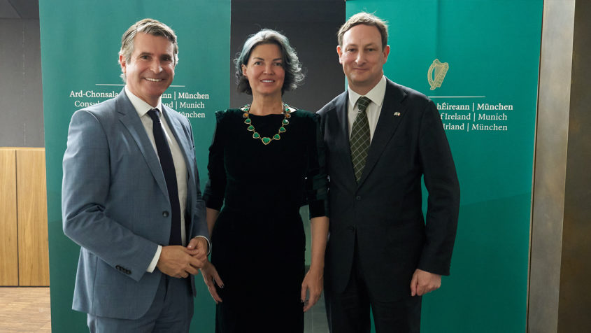 Der irische Generalkonsul James C. O'Shea (rechts) empfängt Europaminister Eric Beißwenger (links). © Connolly Weber Photography