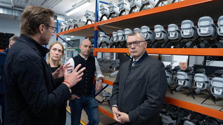 Staatsminister Dr. Florian Herrmann während eines Rundgangs. ...