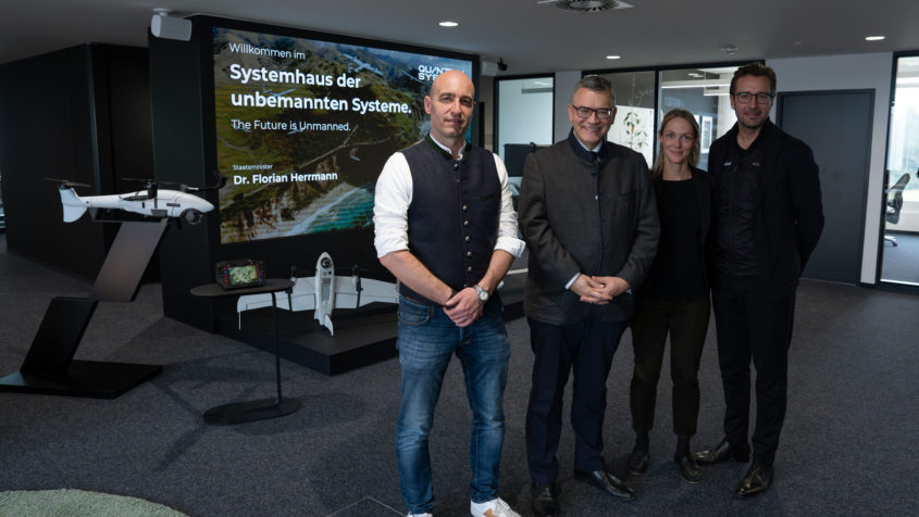 Besuch der Quantum Systems GmbH in Gilching: Co-Founder und Co-CEO Florian Seibel (rechts) sowie CRO Martin Karkour (links) empfangen Staatsminister Dr. Florian Herrmann (2. von links). © Quantum Systems GmbH