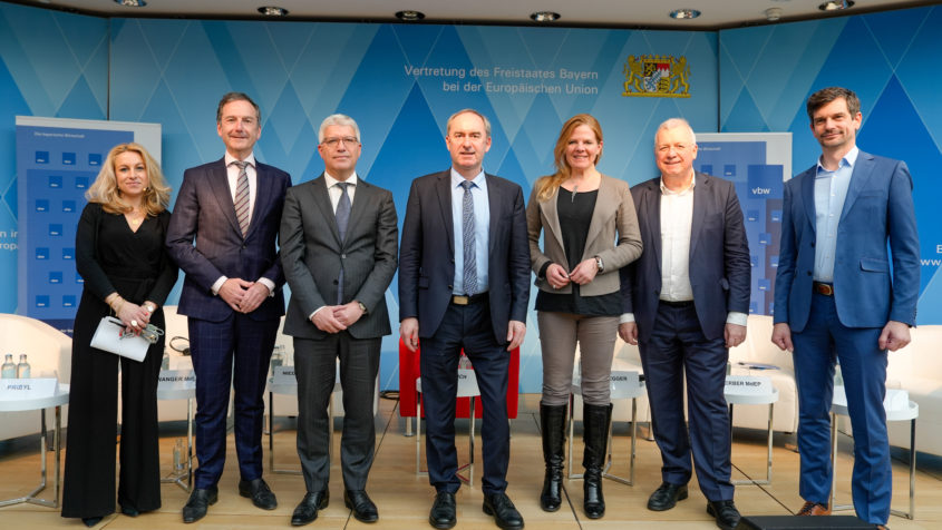 Die sieben Sprecher stehen zum abschließenden Gruppenbild nebeneinander ...