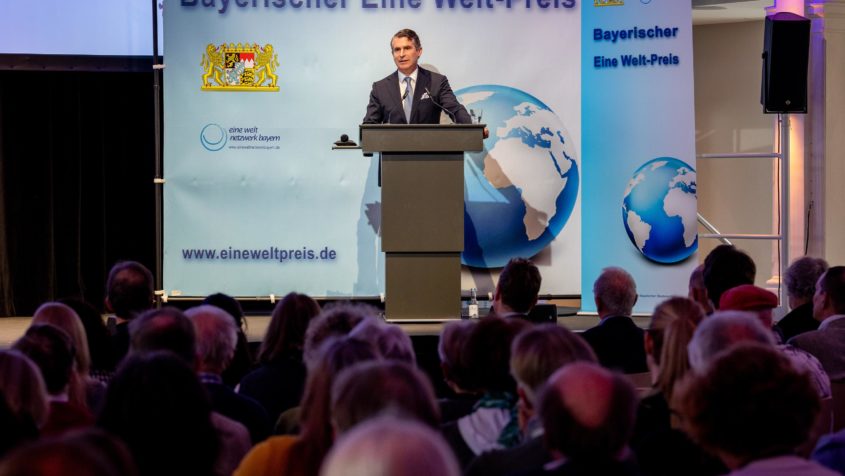 Europaminister Eric Beißwenger hält eine Rede bei der Verleihung des „Eine Welt-Preises“.