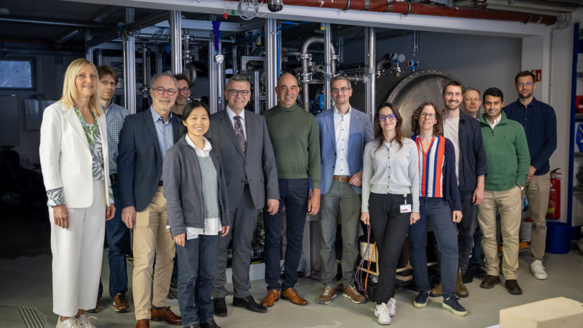 Gruppenbild mit Staatsminister Dr. Florian Herrmann und Mitarbeiterinnen ...