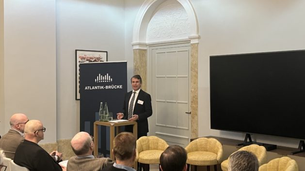 Europaminister Eric Beißwenger: "Starke Partnerschaft über den Atlantik hinweg: Seit über 70 Jahren steht die Atlantik-Brücke für Freiheit, Sicherheit und Vertrauen. Was 1952 als Projekt zur Rückkehr Deutschlands in die Gemeinschaft der Demokratien begann, ist heute ein starkes Netzwerk für transatlantischen Dialog und Zusammenarbeit. Gerade in unsicheren Zeiten gilt mehr denn je: Europa und die USA brauchen einander." © Atlantik-Brücke e.V.