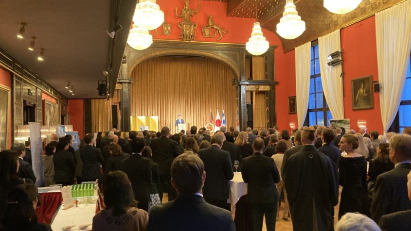 Zahlreiche Gäste sind zum Empfang anlässlich des Geburtstages ...