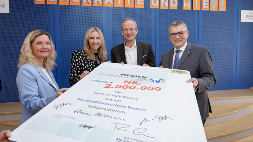 Übergabe der zweimillionsten Urkunde des Medienführerscheins ...