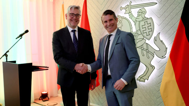 Der litauische Generalkonsul Donatas Kuslys (links) begrüßt Europaminister Eric Beißwenger (rechts) beim Empfang anlässlich des Nationalfeiertags der Republik Litauen.© Generalkonsulat der Republik Litauen in München