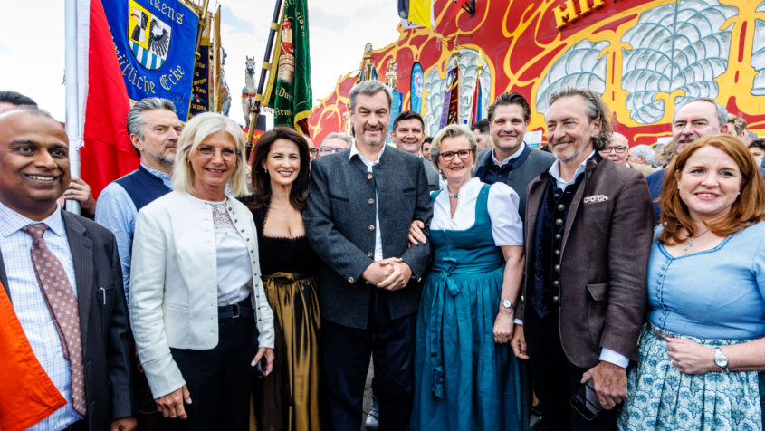 Gruppenbild vor dem Festzelt Hippodrom unter anderem mit Arbeitsministerin ...