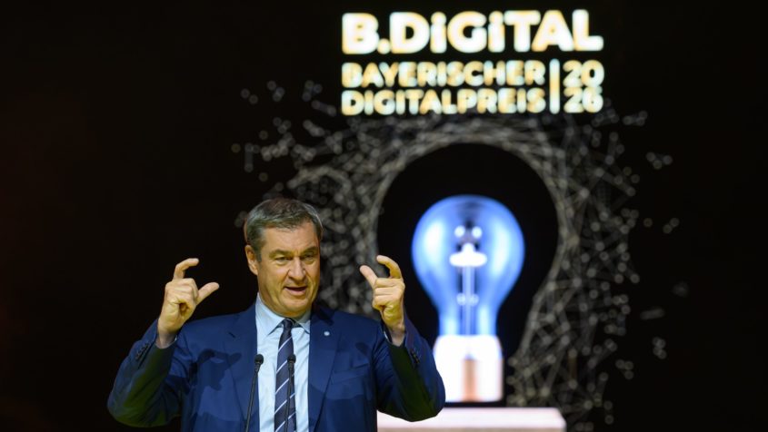 Ministerpr%C3%A4sident+Dr.+Markus+S%C3%B6der+verleiht+beim+Rocketeer+Festival+im+Kongress+am+Park+in+Augsburg+im+Rahmen+des+Bayerischen+Digitalpreises+B.DiGiTAL+den+Ehrenpreis+des+Bayerischen+Ministerpr%C3%A4sidenten.