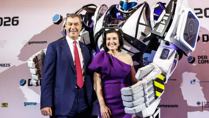 Ministerpr&auml;sident Dr. Markus S&ouml;der (links) und Bundestechnologieministerin Dorothee B&auml;r (rechts) bei der Verleihung des Deutschen Computerspielpreises 2026.
