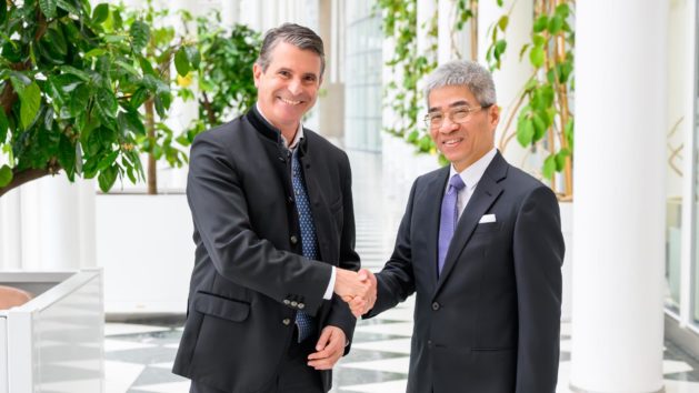 Staatsminister Eric Bei&szlig;wenger (links) begr&uuml;&szlig;t den Botschafter der Sozialistischen Republik Vietnam, Nguyen Dac Thanh (rechts), in der Staatskanzlei.