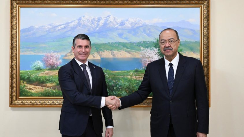 In der Hauptstadt von Usbekistan, Taschkent, trifft Staatsminister ...