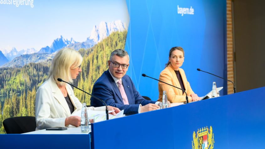 Die Pressekonferenz mit Sozialministerin Ulrike Scharf, Staatskanzleiminister ...