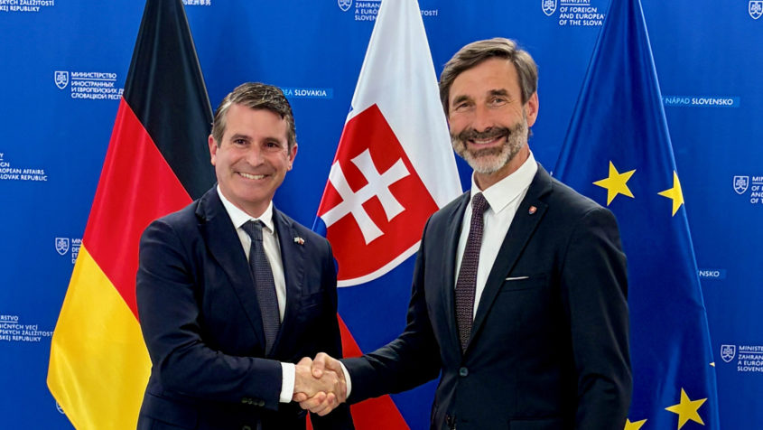 In Bratislava trifft Europaminister Eric Beißwenger (links) den slowakischen Außenminister Juraj Blanár (rechts).