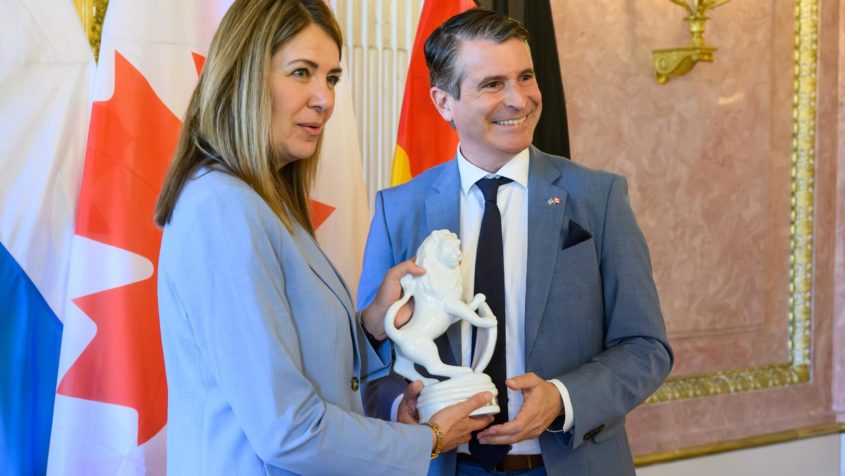 Gastgeschenk f&uuml;r die Premierministerin von Alberta, Danielle Smith: Staatsminister Eric Bei&szlig;wenger &uuml;berreicht einen Porzellanl&ouml;wen.