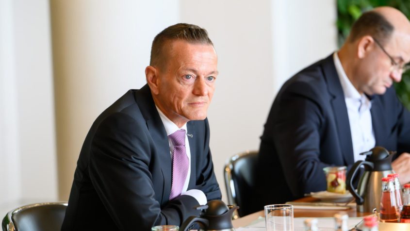 Der Integrationsbeauftragter der Bayerischen Staatsregierung, Karl Straub, nimmt als Gast an der Kabinettssitzung teil.
