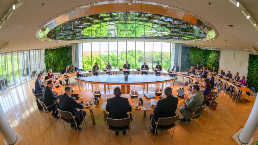 Das Kabinett tagt im Ministerratssaal der Bayerischen Staatskanzlei.