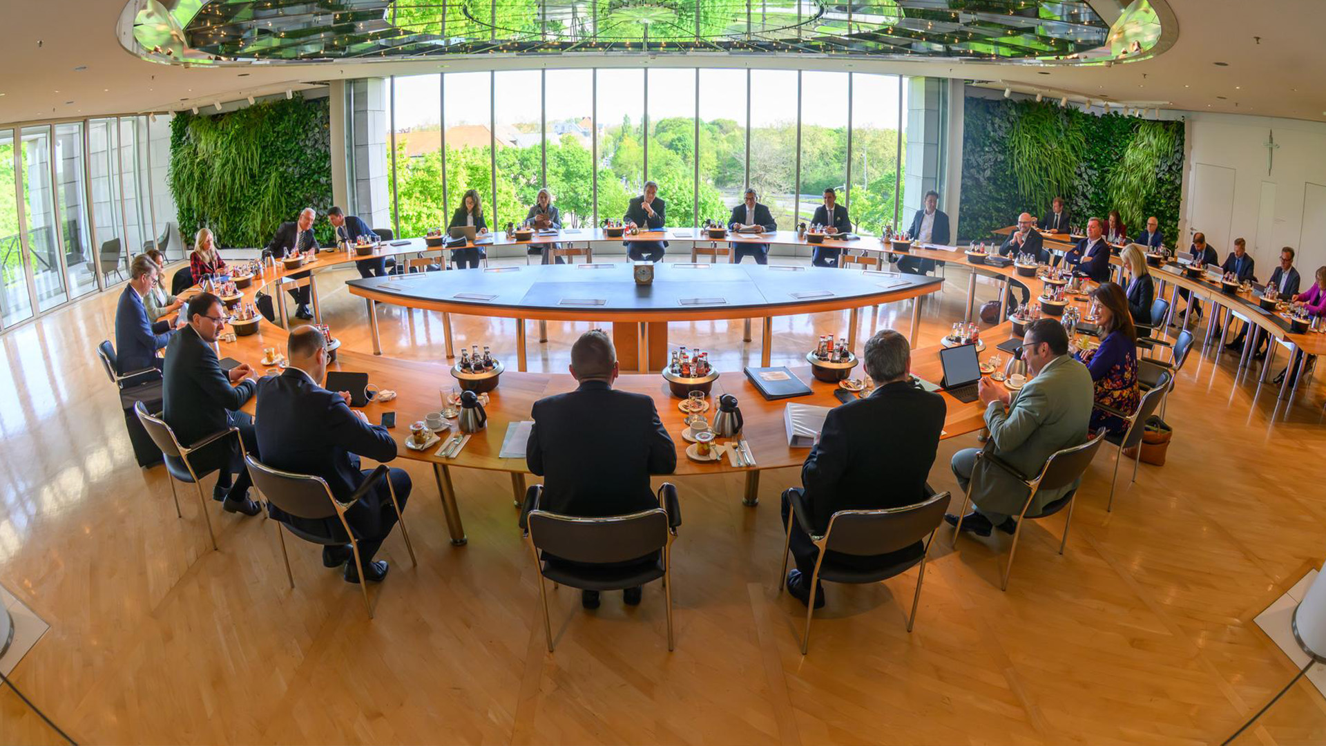 Das Kabinett tagt im Ministerratssaal der Bayerischen Staatskanzlei.