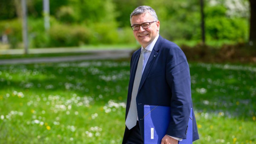 Nach der Kabinettssitzung: Staatskanzleiminister Dr. Florian Herrmann auf dem Weg zur Pressekonferenz.