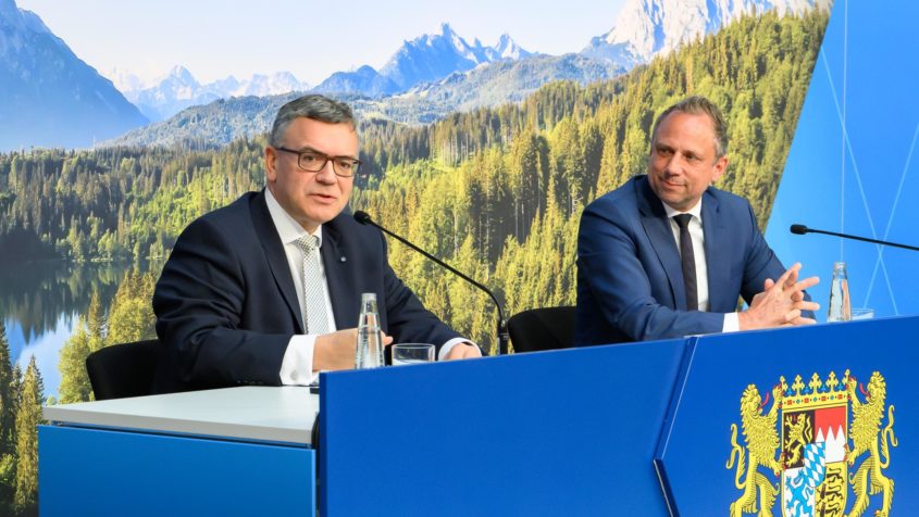 Die Pressekonferenz mit Staatskanzleiminister Dr. Florian Herrmann und Umweltminister Thorsten Glauber findet im Foyer des Prinz-Carl-Palais statt.