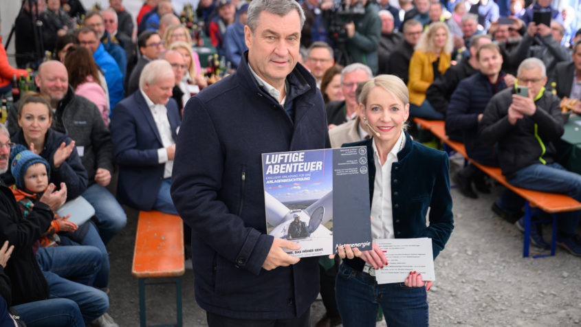 Ministerpr&auml;sident Dr. Markus S&ouml;der: "Bayern ist Spitze bei Photovoltaik, Wasserkraft, Biomasse und Geothermie. Und beim Wind holen wir jetzt entschlossen auf. Deshalb haben wir echte B&uuml;rgerbeteiligung m&ouml;glich gemacht und zus&auml;tzliche Fl&auml;chen auch im Staatswald ge&ouml;ffnet, damit Windenergie gerade im S&uuml;den st&auml;rker genutzt werden kann &ndash; b&uuml;rgernah und kommunalfreundlich."