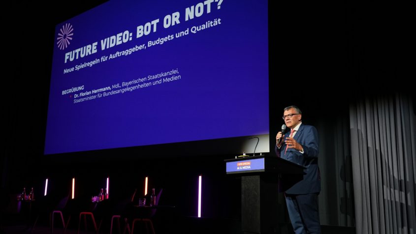 Medienminister Dr. Florian Herrmann hält eine Rede bei der Eröffnung der Medientage München Special „AI and Media“. © Medien.Bayern GmbH / MEDIENTAGE MÜNCHEN