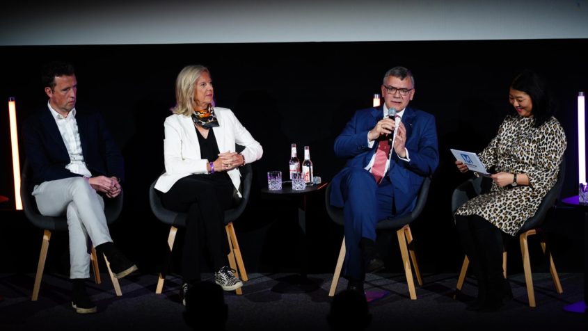 Medienminister Dr. Florian Herrmann, 2. von rechts, bei einer ...