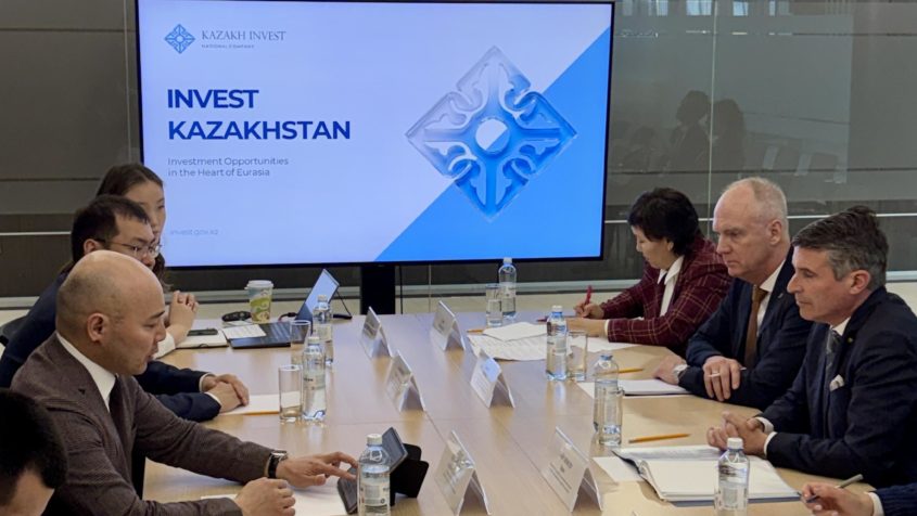 Das Gespr&auml;ch zwischen Staatsminister Eric Bei&szlig;wenger und mit dem stellvertretenden Minister f&uuml;r internationale Angelegenheiten der Republik Kasachstan, Alibek Kuantyrow, findet in einer Au&szlig;enstelle des Au&szlig;enministeriums in Astana statt.