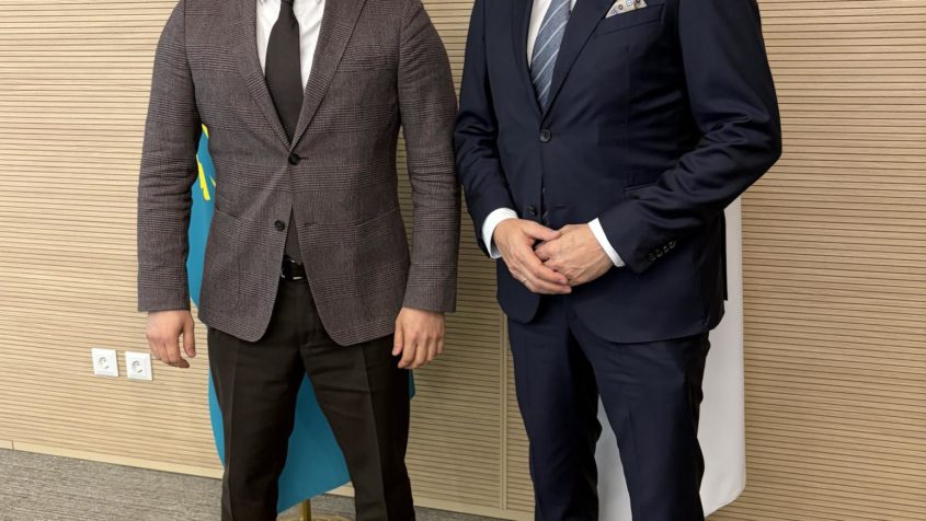 Der stellvertretende Minister f&uuml;r internationale Angelegenheiten der Republik Kasachstan, Alibek Kuantyrov, und Staatsminister Eric Bei&szlig;wenger.