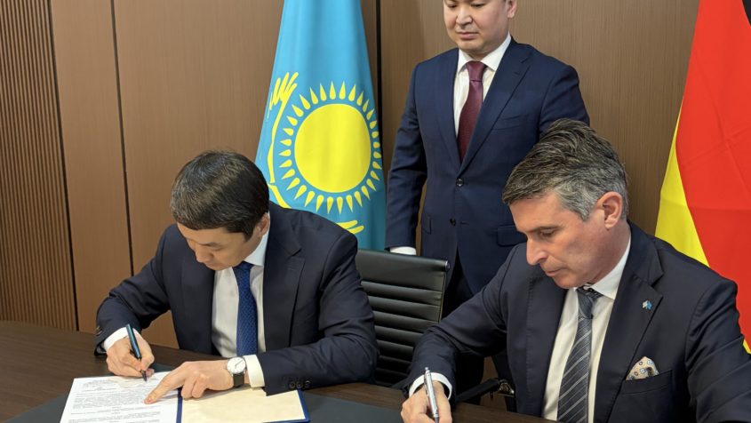 Unterzeichnung eines Memorandum of Understanding zum Ausbau der bayerisch-kasachischen Zusammenarbeit und zur Einrichtung einer gemeinsamen Arbeitsgruppe durch den stellvertretenden Minister f&uuml;r Industrie und Bauwesen der Republik Kasachstan, Olzhas Saparbekov, und Staatsminister Eric Bei&szlig;wenger.