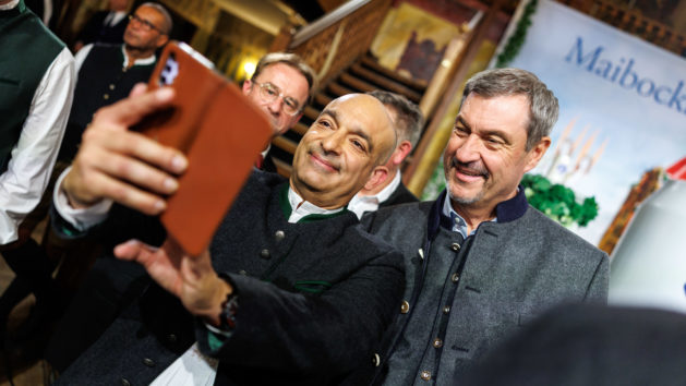 Kabarettist Django Asül und Ministerpräsident Dr. Markus Söder.
