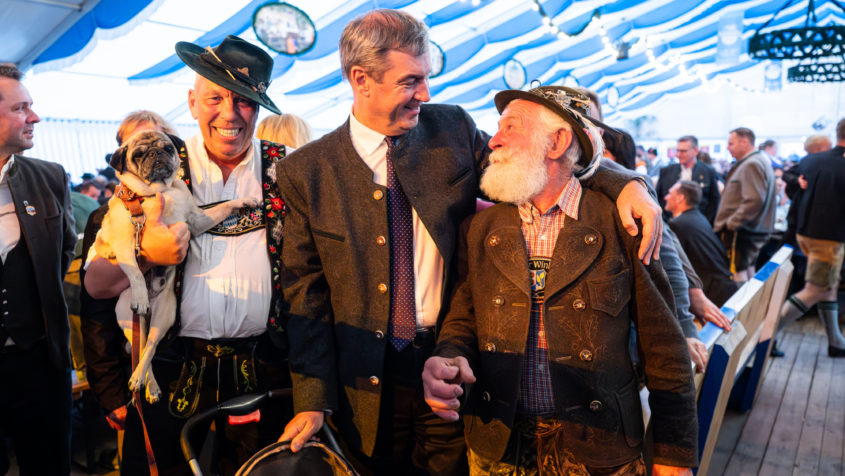 Ministerpräsident Dr. Markus Söder im Gespräch mit Besuchern ...
