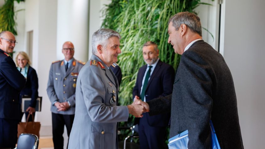Ministerpräsident Dr. Markus Söder begrüßt den Befehlshaber des Operativen Führungskommandos der Bundeswehr, Generalleutnant Alexander Sollfrank.