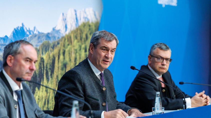 In der Pressekonferenz informieren Wirtschaftsminister Hubert ...