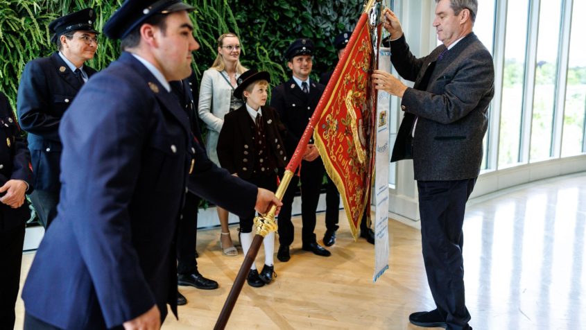 Ministerpr&auml;sident Dr. Markus S&ouml;der &uuml;berreicht das Fahnenband des Ministerpr&auml;sidenten und &uuml;bernimmt die Schirmherrschaft &uuml;ber 150 Jahre Freiwillige Feuerwehr Pauluszell.
