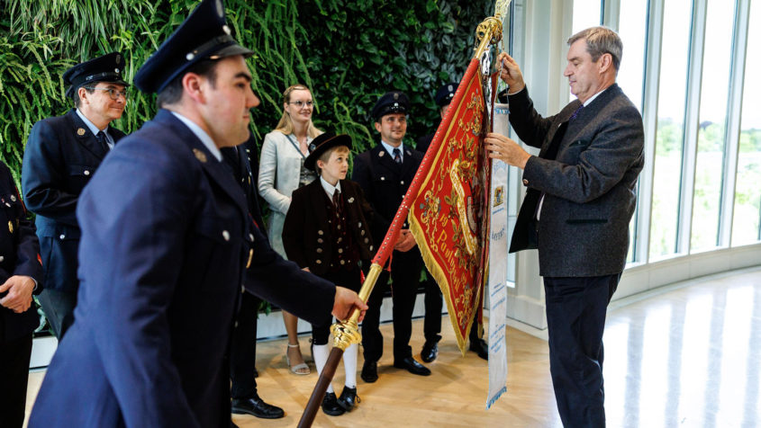 Ministerpräsident Dr. Markus Söder überreicht das Fahnenband ...
