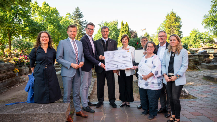 Gruppenbild unter anderem mit Nürnbergs Oberbürgermeister ...