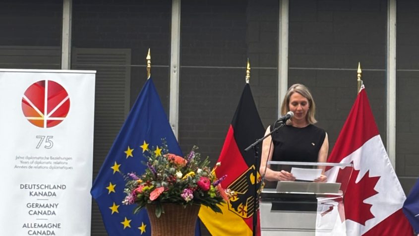 Die deutsche Botschafterin Tjorven Bellmann begrüßt die Gäste ...