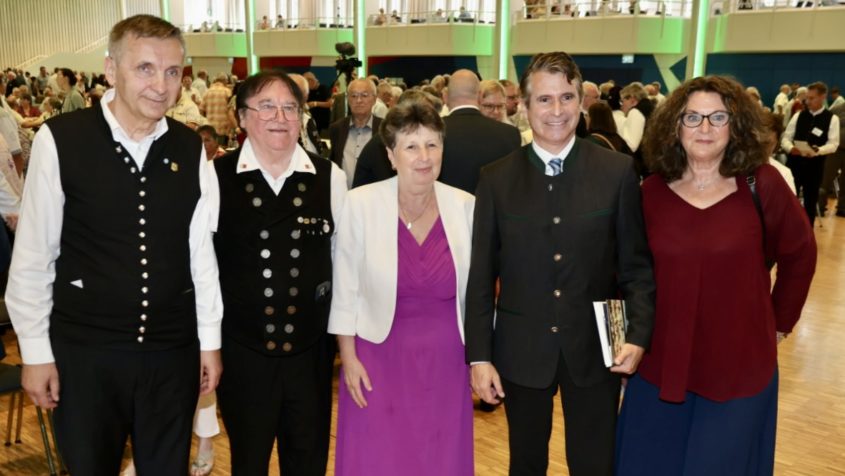 Gruppenbild unter anderem mit dem Bundesvorsitzenden der Landsmannschaft ...