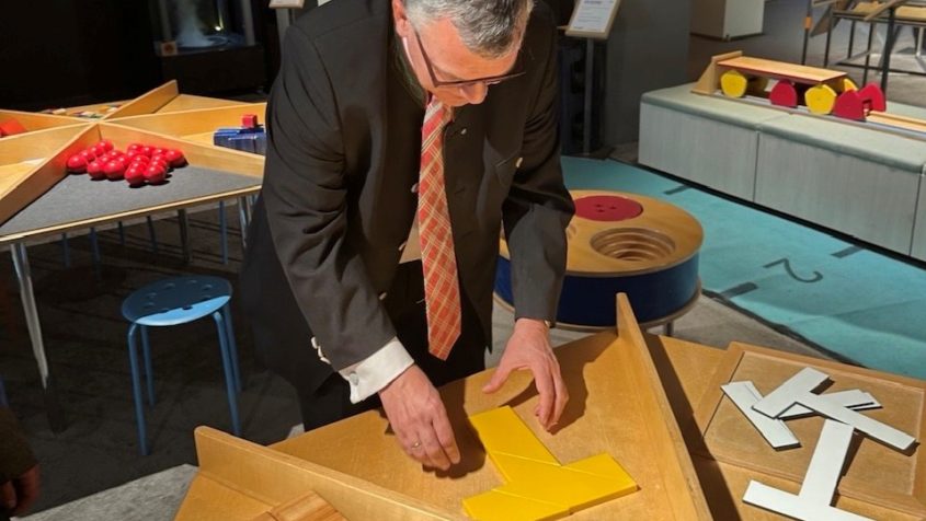 Staatsminister Dr. Florian Herrmann: "Beeindruckend zu sehen, mit wie viel Leidenschaft hier Begeisterung f&uuml;r Naturwissenschaft und Technik vermittelt wird. Bereits &uuml;ber 5.000 Besucherinnen und Besucher haben das Science Center seit der Er&ouml;ffnung entdeckt." &copy; Curiocity gGmbH